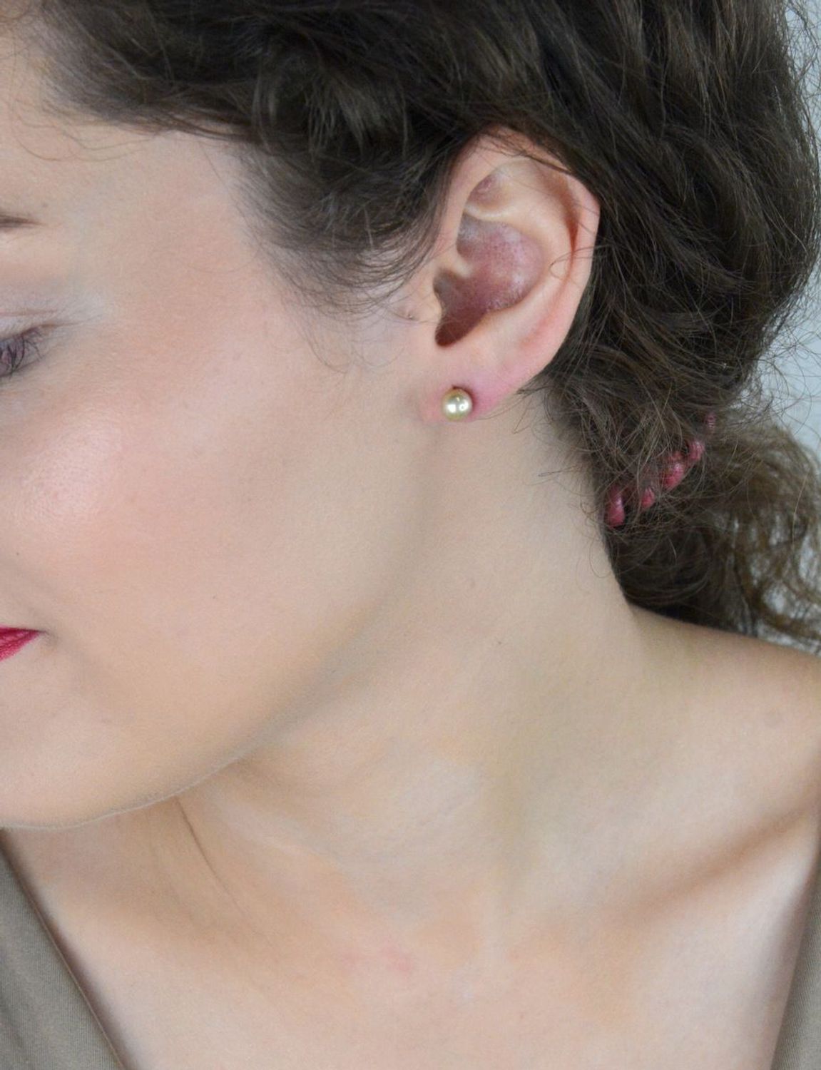 Kolczyki damskie pozłacane ze srebra 925 z perłą z muszli 6 mm. Rodowane srebro, zapięcie sztyft. Idealne na co dzień i wyjątkowe okazje. Ponadczasowy styl i elegancja.1.jpg