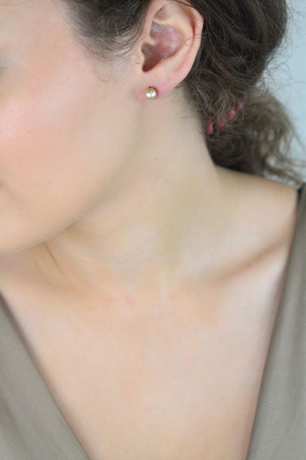 Kolczyki damskie pozłacane ze srebra 925 z perłą z muszli 6 mm. Rodowane srebro, zapięcie sztyft. Idealne na co dzień i wyjątkowe okazje. Ponadczasowy styl i elegancja.1.jpg