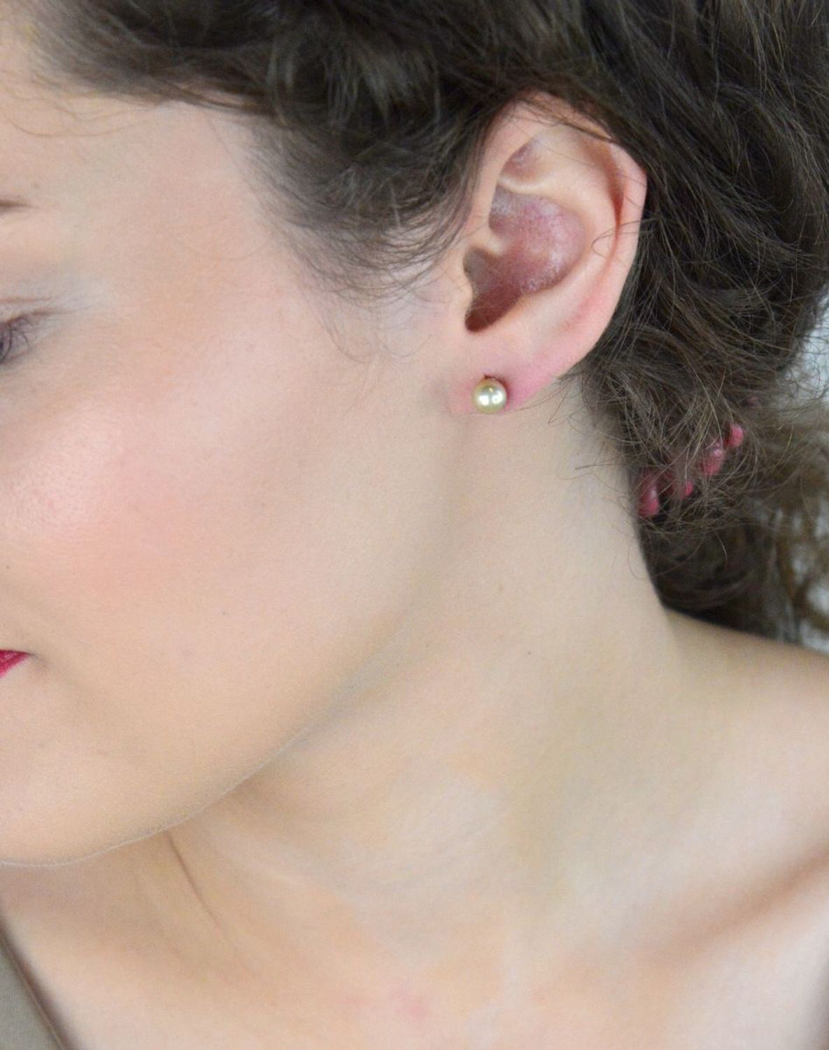 Kolczyki damskie pozłacane ze srebra 925 z perłą z muszli 6 mm. Rodowane srebro, zapięcie sztyft. Idealne na co dzień i wyjątkowe okazje. Ponadczasowy styl i elegancja.1.jpg