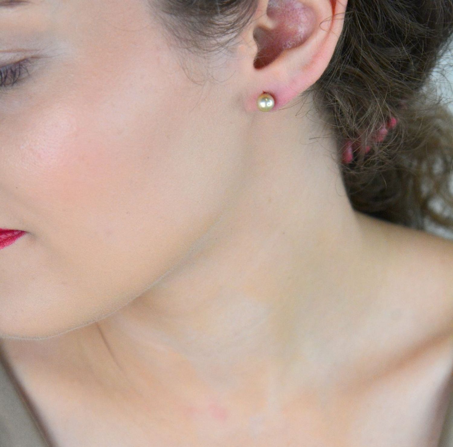 Kolczyki damskie pozłacane ze srebra 925 z perłą z muszli 6 mm. Rodowane srebro, zapięcie sztyft. Idealne na co dzień i wyjątkowe okazje. Ponadczasowy styl i elegancja.1.jpg