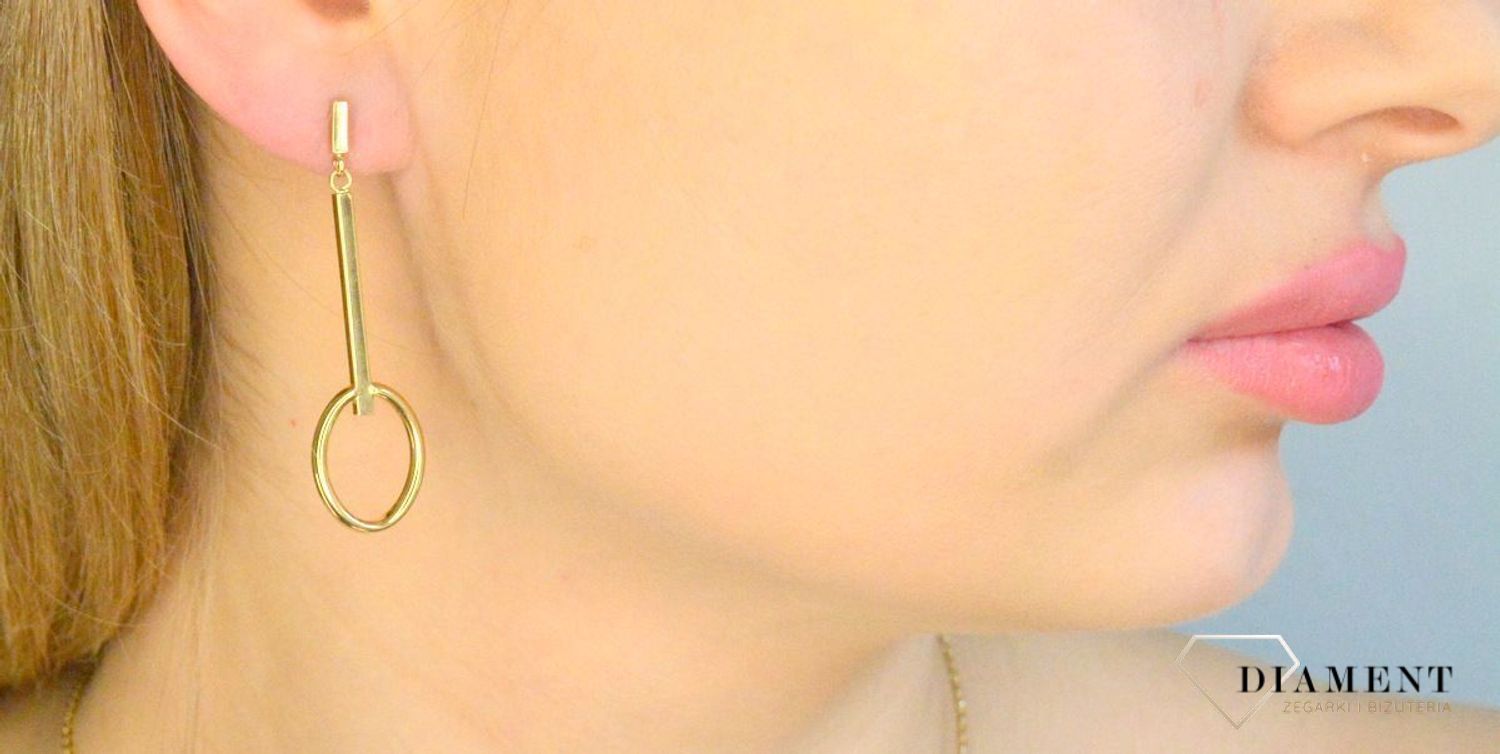Złote kolczyki damskie 585 wiszące patyczki z owalnym zakończeniem DIA-KLC-11295-585. Złote kolczyki damskie. Złote kolczyki wiszące. Kolczyki złote wiszące. Kolczyki złote na sztyft. Kolczyki złote wiszące na prezent..jpg