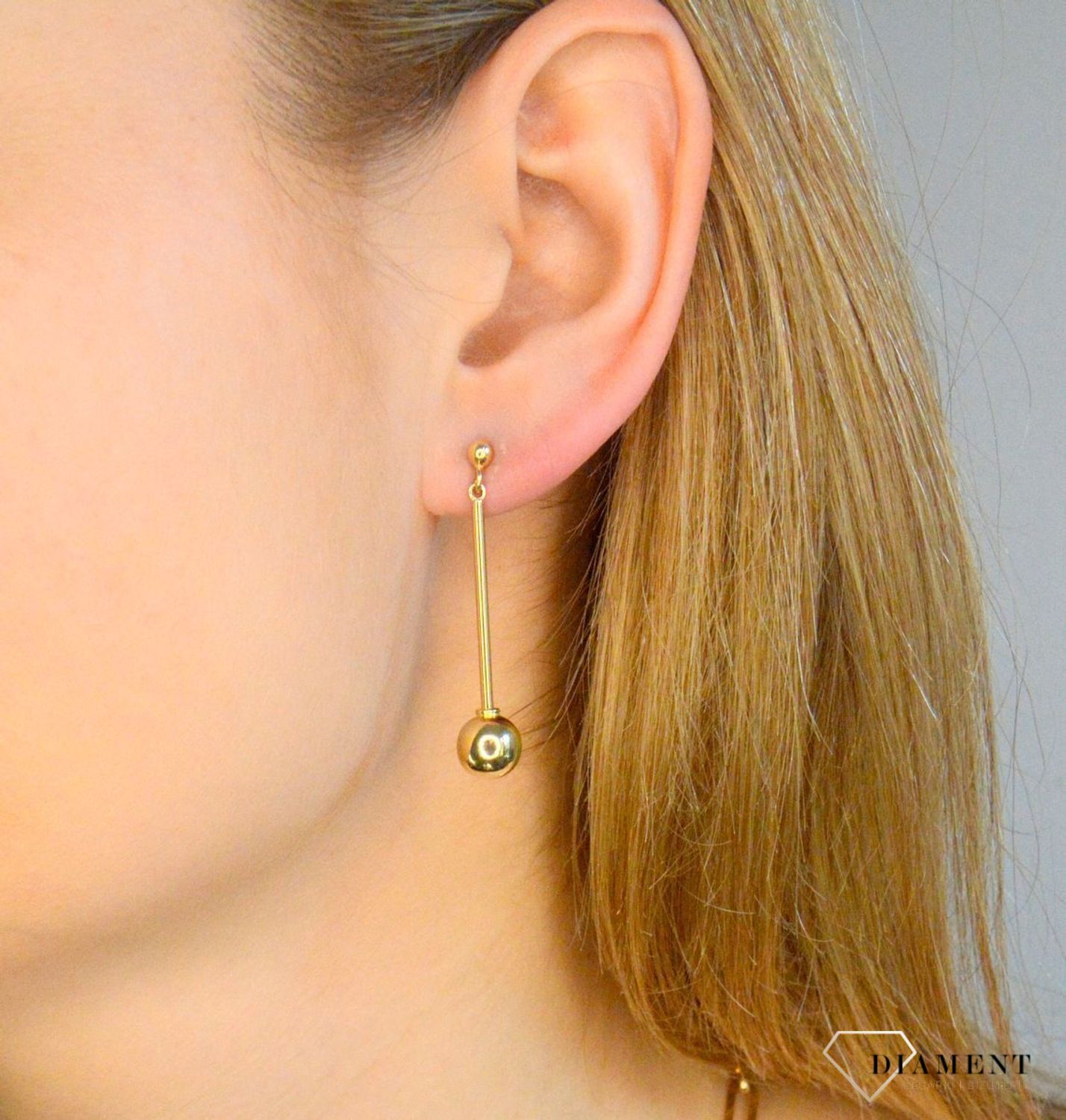 Złote kolczyki damskie 585 wiszące patyczki z kulką DIA-KLC-11296-585. Złote kolczyki damskie. Złote kolczyki wiszące. Kolczyki złote wiszące. Kolczyki złote na sztyft. Kolczyki złote wiszące z kulką na prezent..jpg