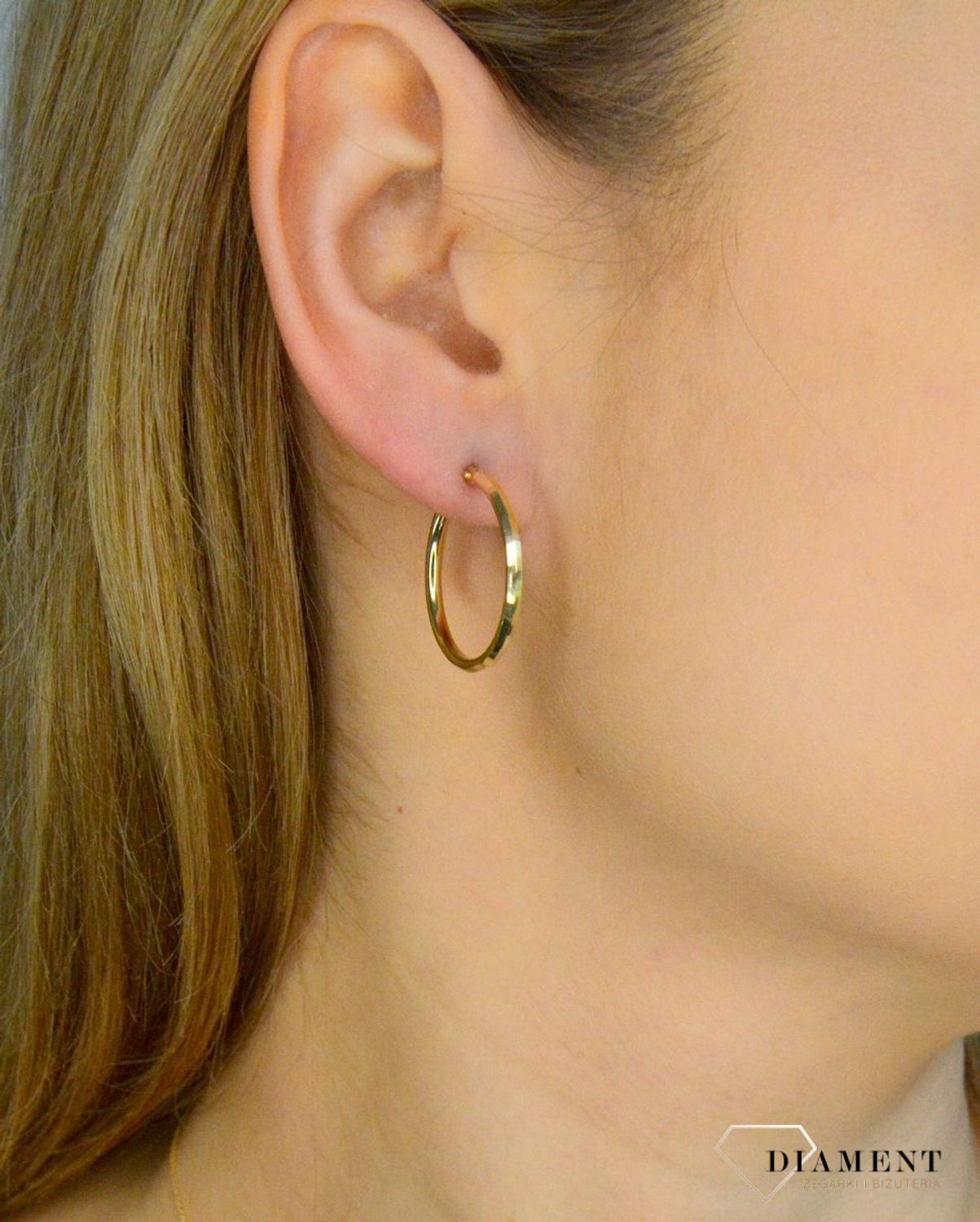 Kolczyki damskie złote 585 klasyczne kółka z diamentowym grawerowaniem DIA-KLC-11298-585. Złote kolczyki damskie. Kolczyki złote damskie kółka. Złote kolczyki koła. Złote kolczyki damskie na prezent..jpg