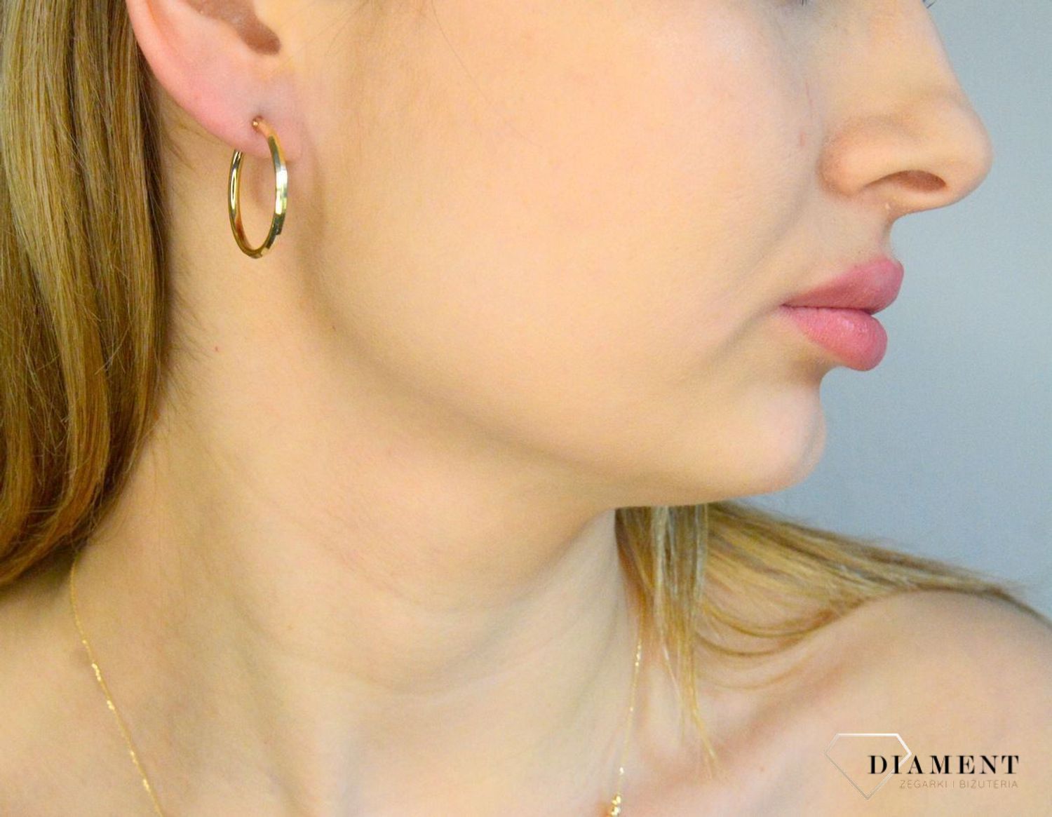 Kolczyki damskie złote 585 klasyczne kółka z diamentowym grawerowaniem DIA-KLC-11298-585. Złote kolczyki damskie. Kolczyki złote damskie kółka. Złote kolczyki koła. Złote kolczyki damskie na prezent..jpg