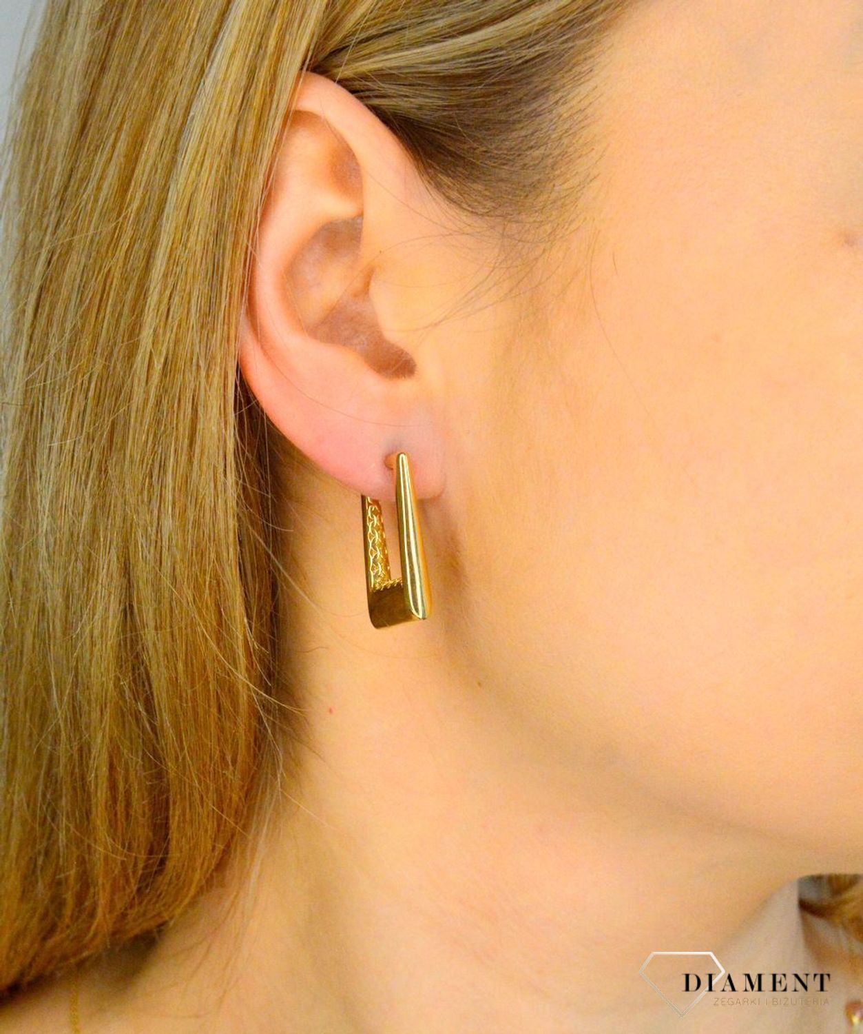 Kolczyki damskie złote 585 prostokąty z ozdobnym grawerowaniem wewnątrz DIA-KLC-11309-585. Złote kolczyki damskie. Kolczyki złote damskie klasyczne. Złote kolczyki eleganckie. Złote kolczyki damskie na prezent..jpg