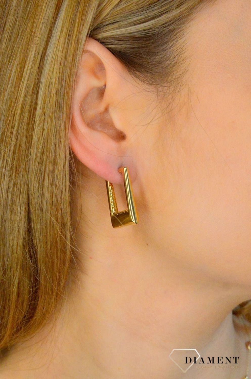 Kolczyki damskie złote 585 prostokąty z ozdobnym grawerowaniem wewnątrz DIA-KLC-11309-585. Złote kolczyki damskie. Kolczyki złote damskie klasyczne. Złote kolczyki eleganckie. Złote kolczyki damskie na prezent..jpg