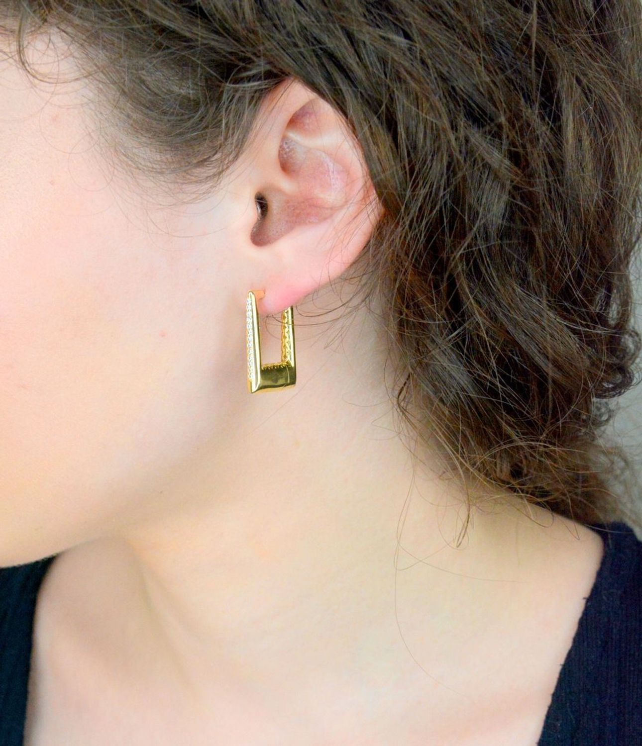 Złote kolczyki damskie 585 prostokąty z ażurowym zdobieniem i cyrkoniami DIA-KLC-11310-585.jpg