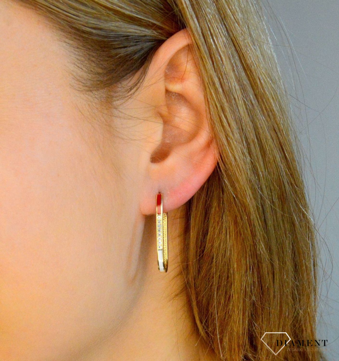 Kolczyki damskie złote 585 podłużne z cyrkoniami i białą emalią DIA-KLC-11311-585. Złote kolczyki damskie. Kolczyki złote damskie klasyczne. Złote kolczyki z cyrkoniami. Złote kolczyki damskie na prezent. Kolczyki z białą em.jpg