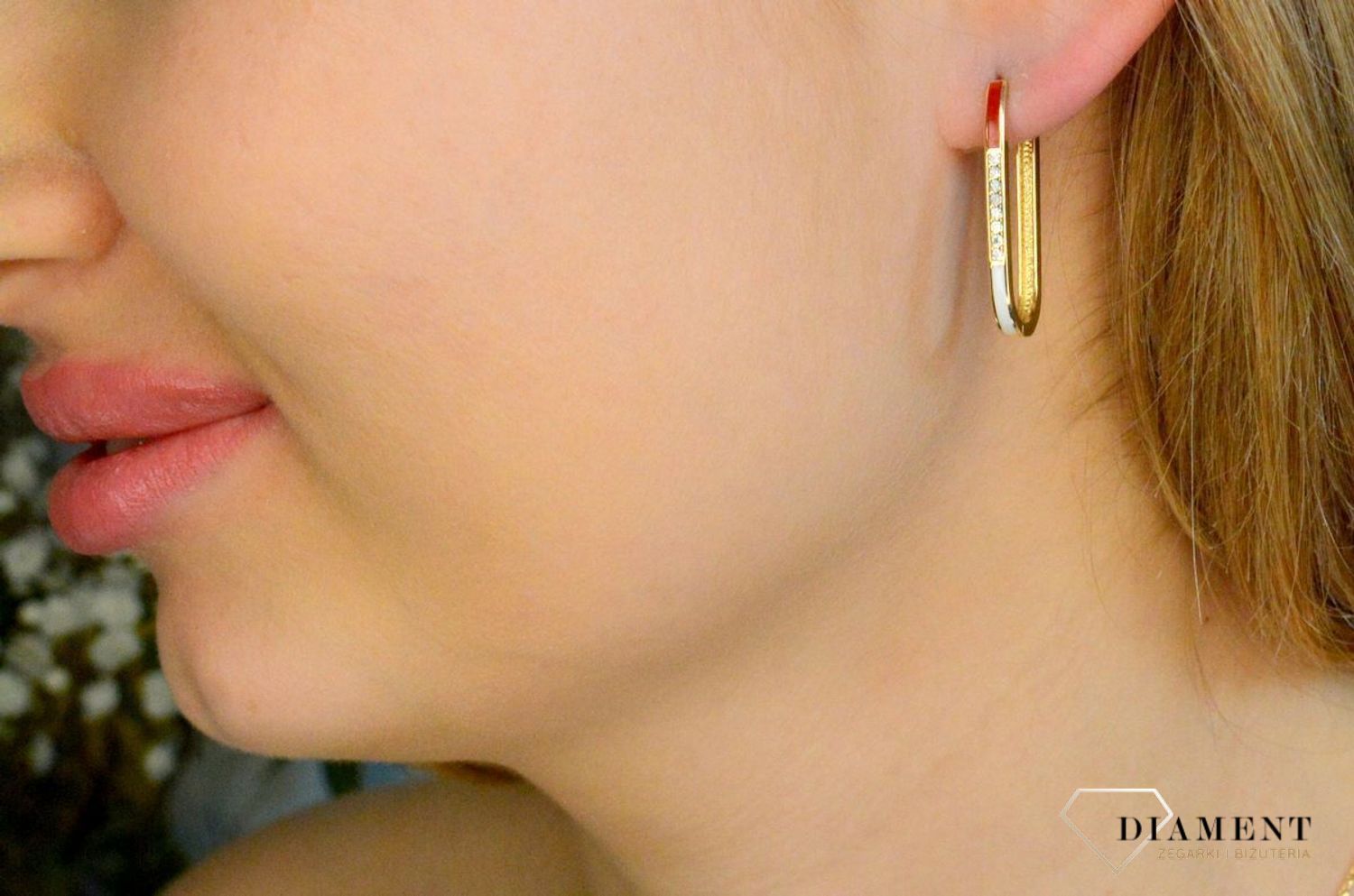 Kolczyki damskie złote 585 podłużne z cyrkoniami i białą emalią DIA-KLC-11311-585. Złote kolczyki damskie. Kolczyki złote damskie klasyczne. Złote kolczyki z cyrkoniami. Złote kolczyki damskie na prezent. Kolczyki z białą em.jpg
