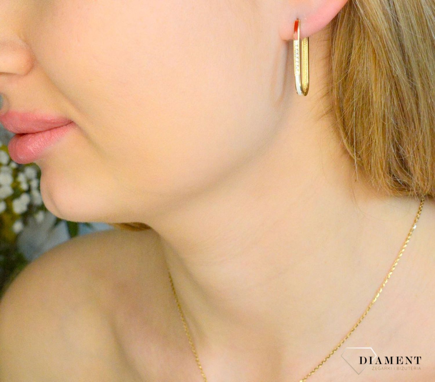 Kolczyki damskie złote 585 podłużne z cyrkoniami i białą emalią DIA-KLC-11311-585. Złote kolczyki damskie. Kolczyki złote damskie klasyczne. Złote kolczyki z cyrkoniami. Złote kolczyki damskie na prezent. Kolczyki z białą em.jpg