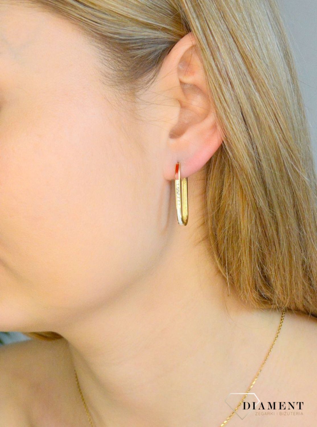 Kolczyki damskie złote 585 podłużne z cyrkoniami i białą emalią DIA-KLC-11311-585. Złote kolczyki damskie. Kolczyki złote damskie klasyczne. Złote kolczyki z cyrkoniami. Złote kolczyki damskie na prezent. Kolczyki z białą em.jpg