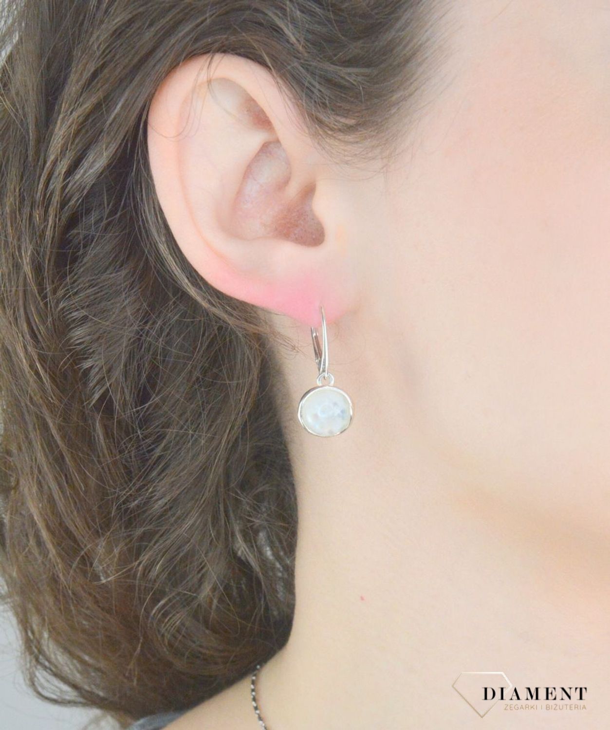 Srebrne kolczyki damskie 925 wiszące z okrągłym kamieniem księżycowym DIA-KLC-11326-925. Srebrne kolczyki damskie z kamieniem naturalnym. Srebrne kolczyki z kamieniem naturalnym są doskonałym pomysłem na prezent.1.jpg