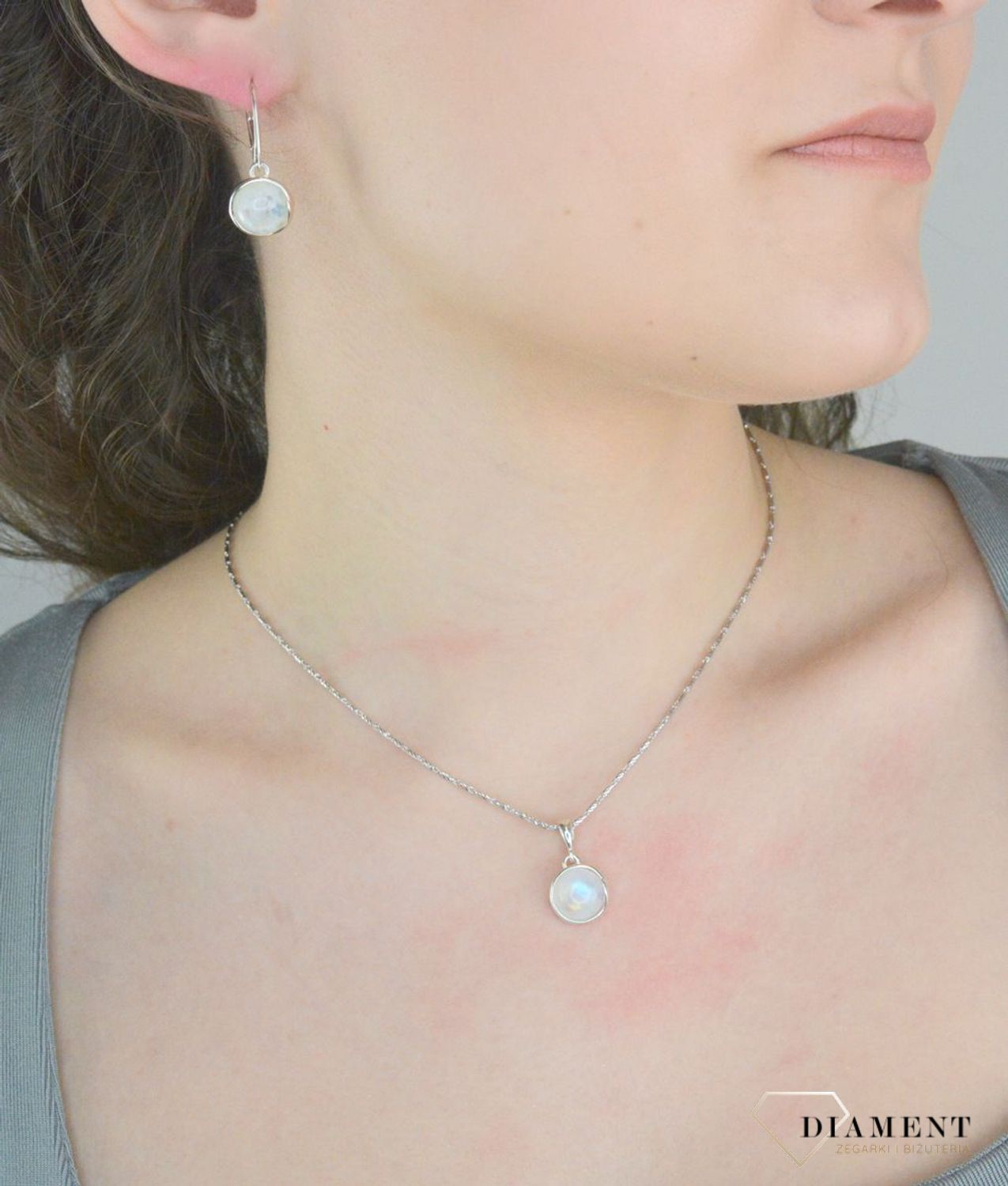 Srebrne kolczyki damskie 925 wiszące z okrągłym kamieniem księżycowym DIA-KLC-11326-925. Srebrne kolczyki damskie z kamieniem naturalnym. Srebrne kolczyki z kamieniem naturalnym są doskonałym pomysłem na prezent.1.jpg