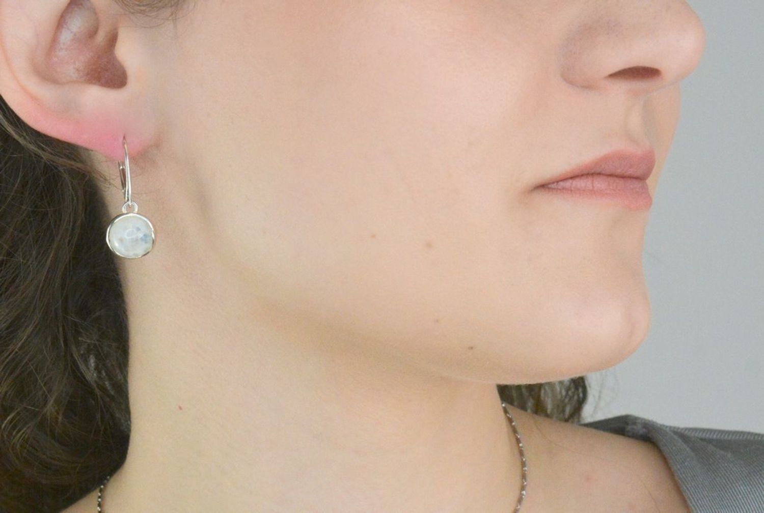 Srebrne kolczyki damskie 925 wiszące z okrągłym kamieniem księżycowym DIA-KLC-11326-925. Srebrne kolczyki damskie z kamieniem naturalnym. Srebrne kolczyki z kamieniem naturalnym są doskonałym pomysłem na prezent.1.jpg