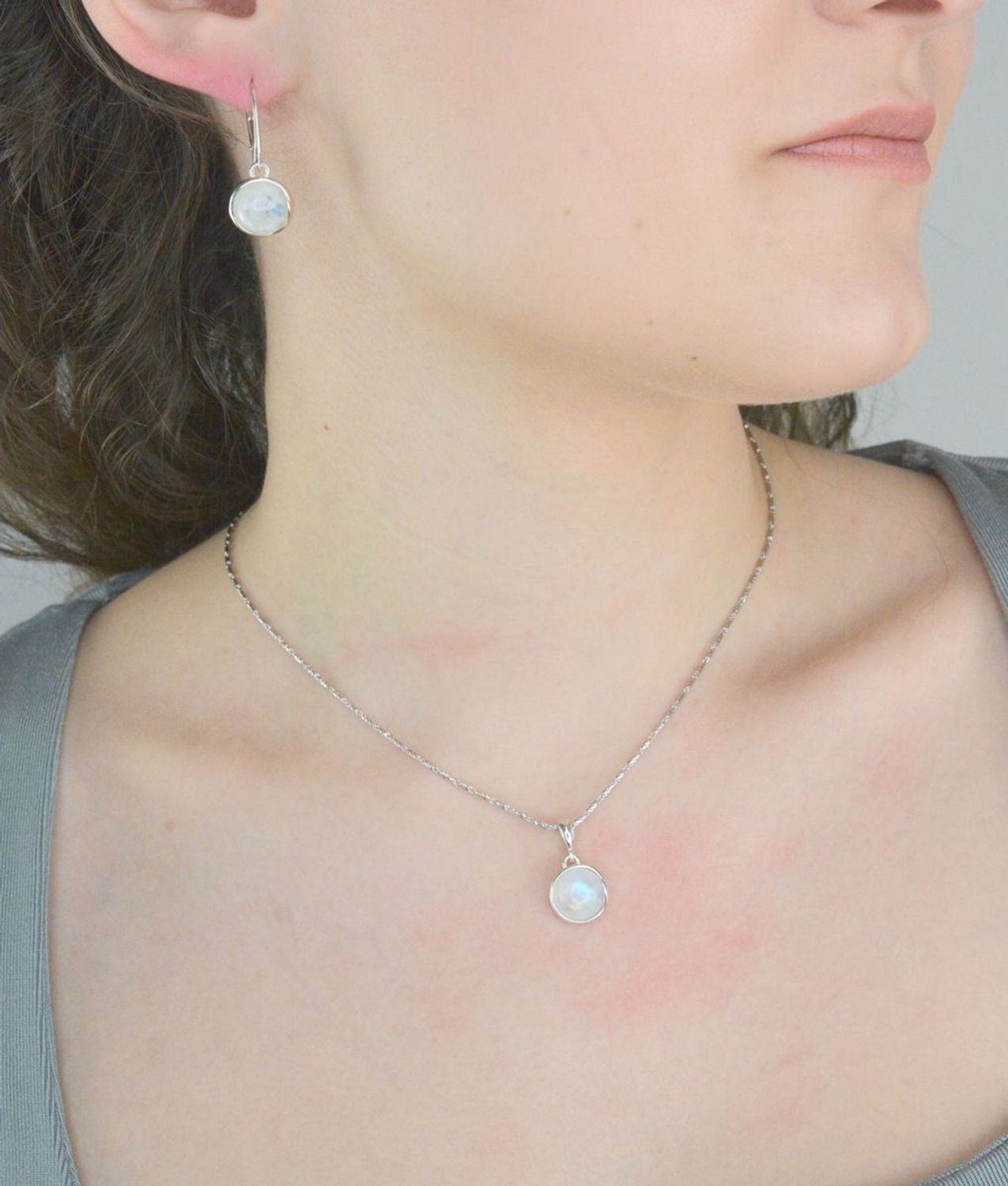 Srebrne kolczyki damskie 925 wiszące z okrągłym kamieniem księżycowym DIA-KLC-11326-925. Srebrne kolczyki damskie z kamieniem naturalnym. Srebrne kolczyki z kamieniem naturalnym są doskonałym pomysłem na prezent.1.jpg