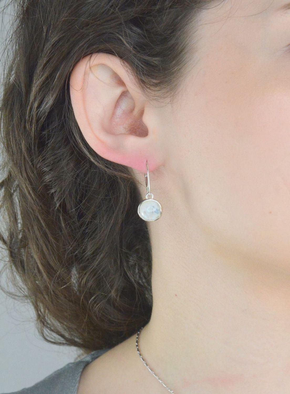 Srebrne kolczyki damskie 925 wiszące z okrągłym kamieniem księżycowym DIA-KLC-11326-925. Srebrne kolczyki damskie z kamieniem naturalnym. Srebrne kolczyki z kamieniem naturalnym są doskonałym pomysłem na prezent.1.jpg