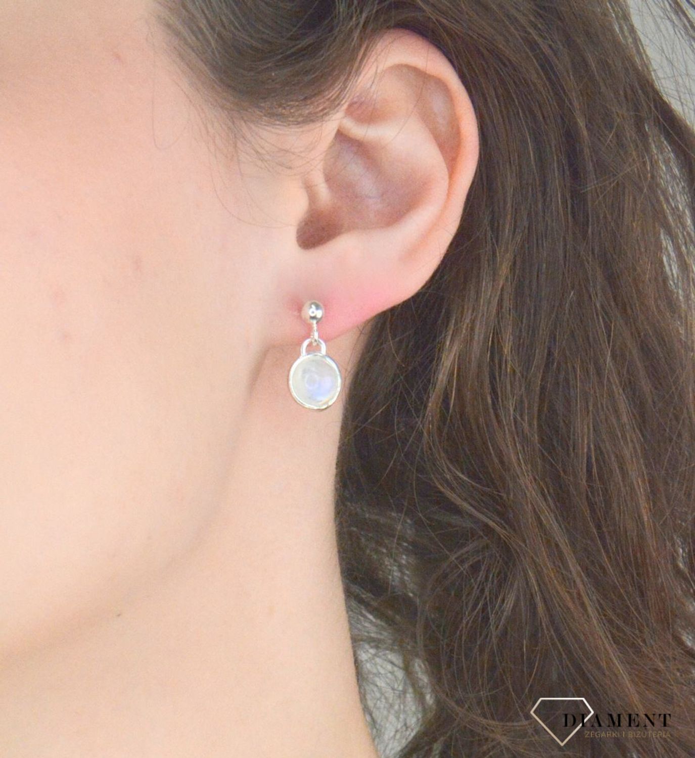 Srebrne kolczyki damskie 925 wiszące z kamieniem księżycowym DIA-KLC-11327-925. Srebrne kolczyki damskie z kamieniem naturalnym. Srebrne kolczyki z kamieniem naturalnym są doskonałym pomysłem na prezent.1.jpg