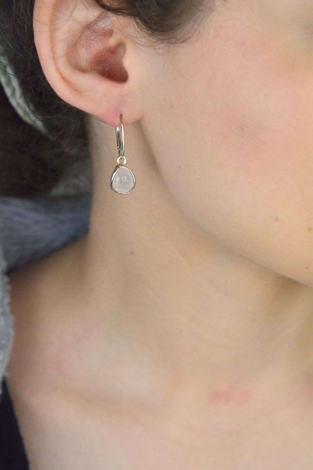 Srebrne kolczyki damskie 925 wiszące z różowym kwarcem.jpg