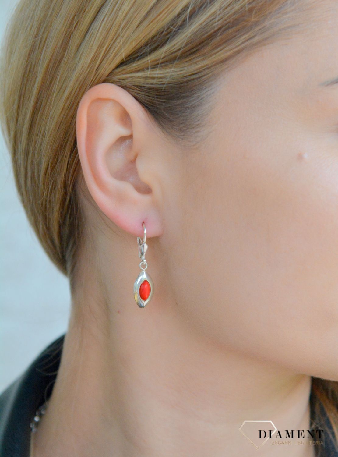 Srebrne kolczyki damskie 925 wiszące z koralem DIA-KLC-11373-925. Srebrne kolczyki damskie. Kolczyki srebrne z koralem. Srebrne kolczyki z zapięciem na bigiel. Srebrne klasyczne kolczyki damskie na prezent.11.jpg