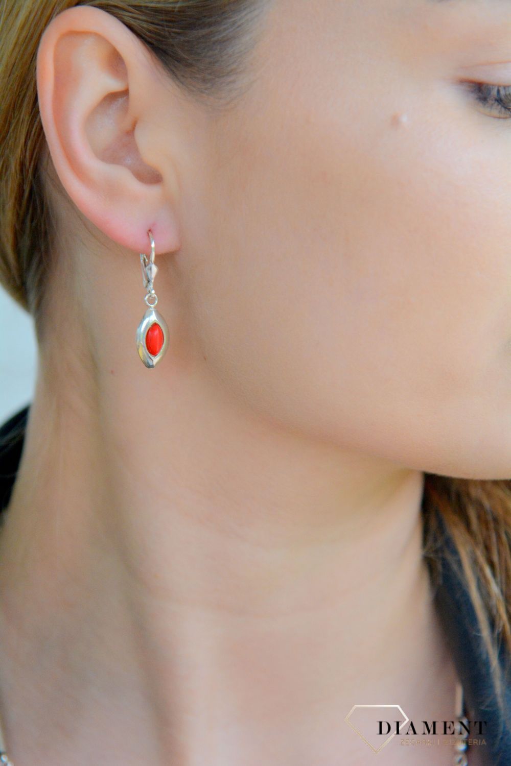Srebrne kolczyki damskie 925 wiszące z koralem DIA-KLC-11373-925. Srebrne kolczyki damskie. Kolczyki srebrne z koralem. Srebrne kolczyki z zapięciem na bigiel. Srebrne klasyczne kolczyki damskie na prezent.11.jpg