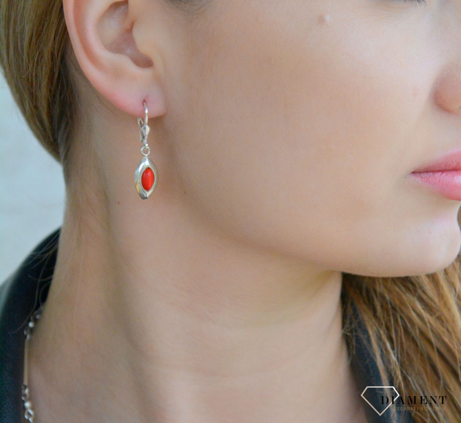 Srebrne kolczyki damskie 925 wiszące z koralem DIA-KLC-11373-925. Srebrne kolczyki damskie. Kolczyki srebrne z koralem. Srebrne kolczyki z zapięciem na bigiel. Srebrne klasyczne kolczyki damskie na prezent.11.jpg