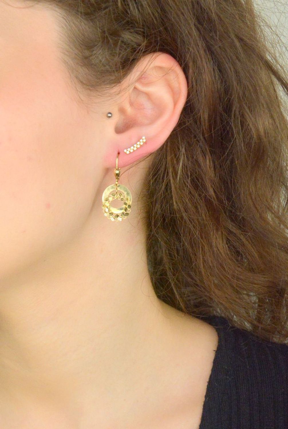 Złote kolczyki damskie 585 przecinek z cyrkoniami DIA-KLC-11381-585. Kolczyki damskie złote z wyższej próby. Delikatne kolczyki przecinki. Kolczyki nausznice złote. Kolczyki złote dla kobiety na prezent.1.jpg