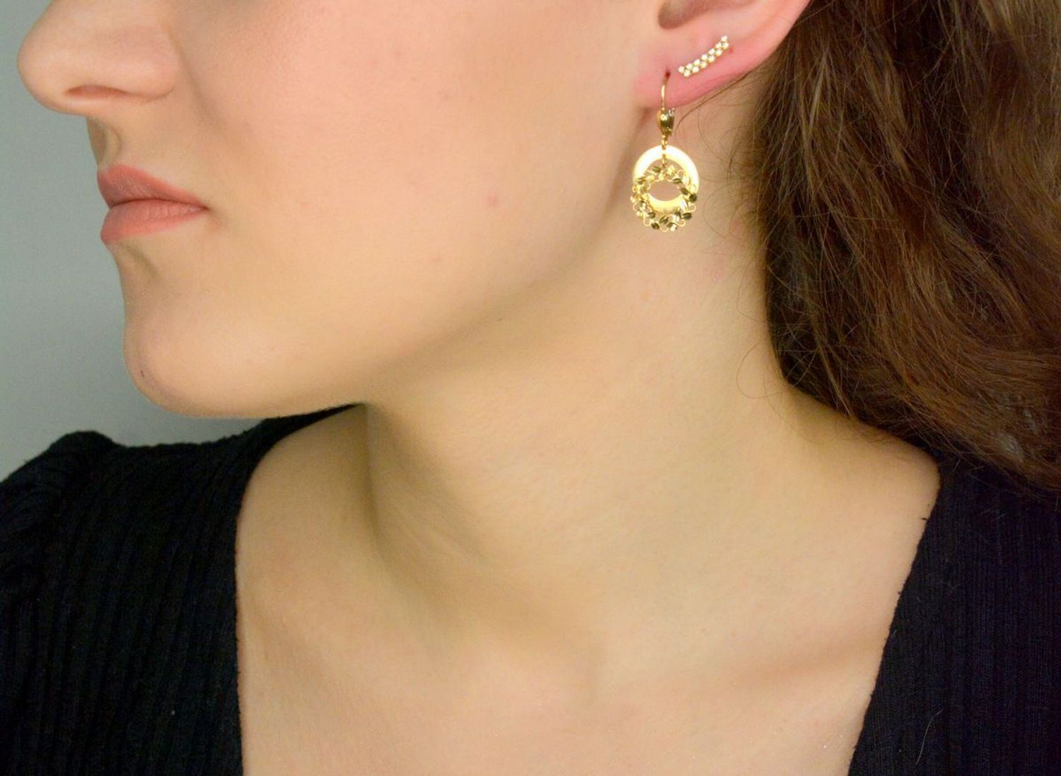 Złote kolczyki damskie 585 przecinek z cyrkoniami DIA-KLC-11381-585. Kolczyki damskie złote z wyższej próby. Delikatne kolczyki przecinki. Kolczyki nausznice złote. Kolczyki złote dla kobiety na prezent.1.jpg