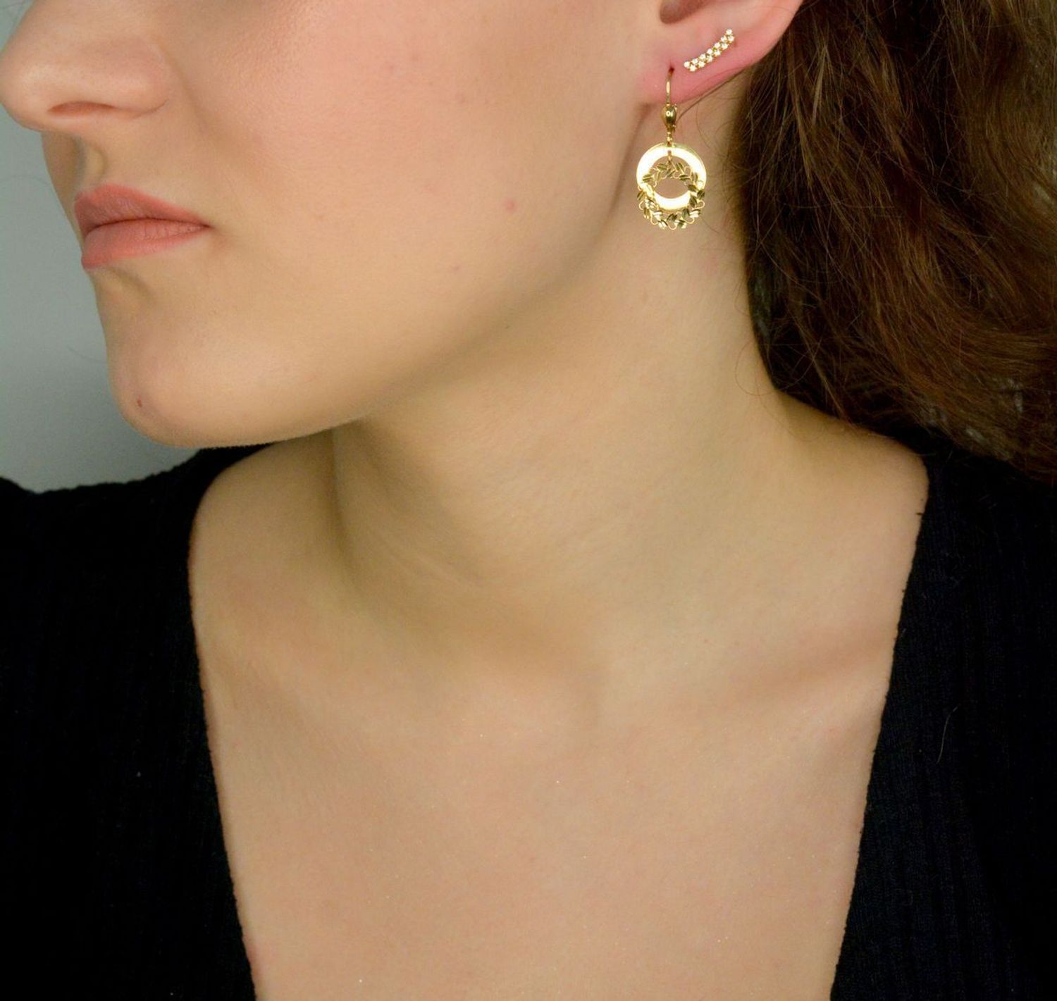 Złote kolczyki damskie 585 przecinek z cyrkoniami DIA-KLC-11381-585. Kolczyki damskie złote z wyższej próby. Delikatne kolczyki przecinki. Kolczyki nausznice złote. Kolczyki złote dla kobiety na prezent.1.jpg