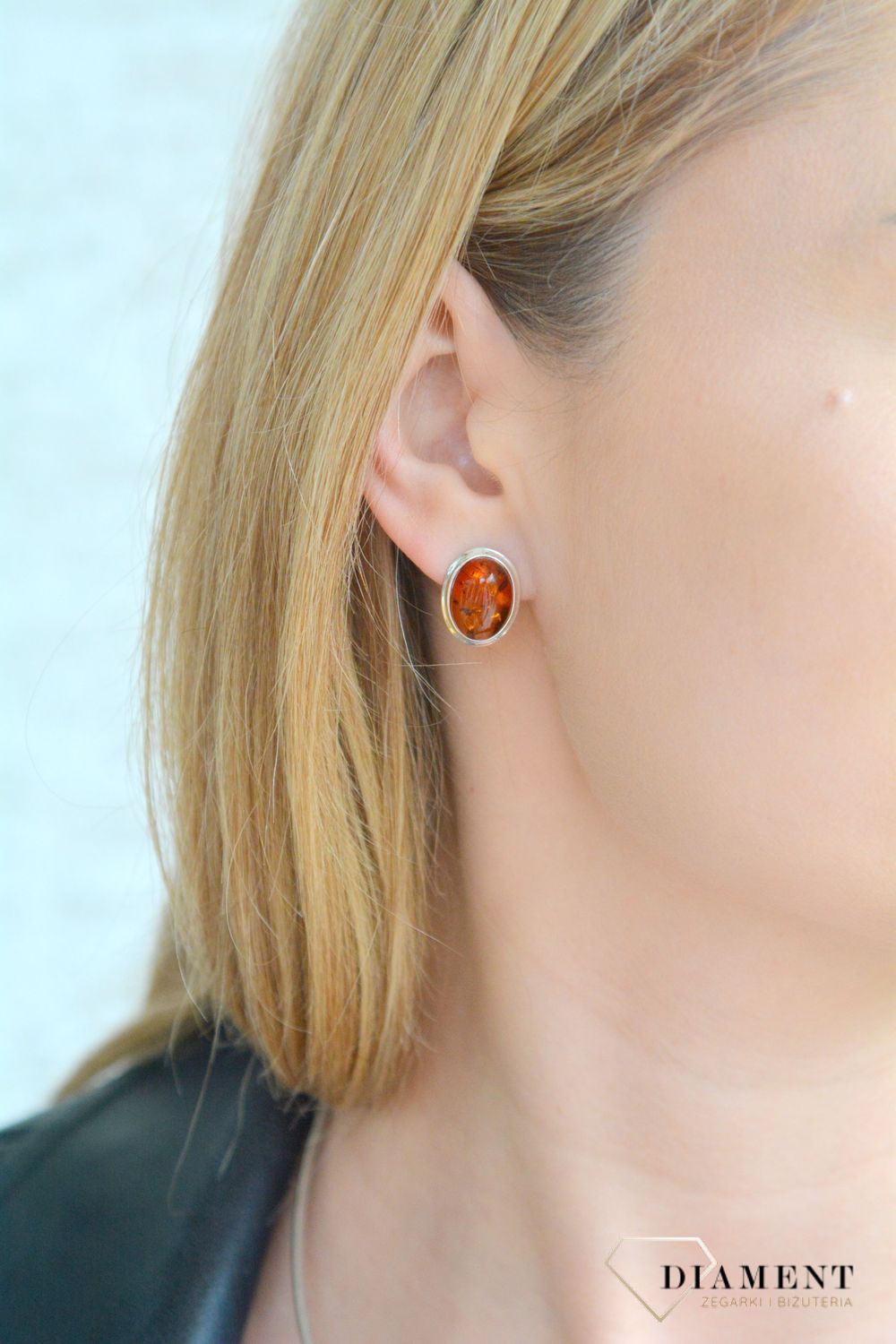 Srebrne kolczyki damskie z koniakowym bursztynem bałtyckim wkrętki DIA-KLC-11389-925. Srebrne kolczyki damskie wkrętki. Srebrne kolczyki z  bursztynem. Kolczyki srebrne z bursztynem na prezent. 2.jpg