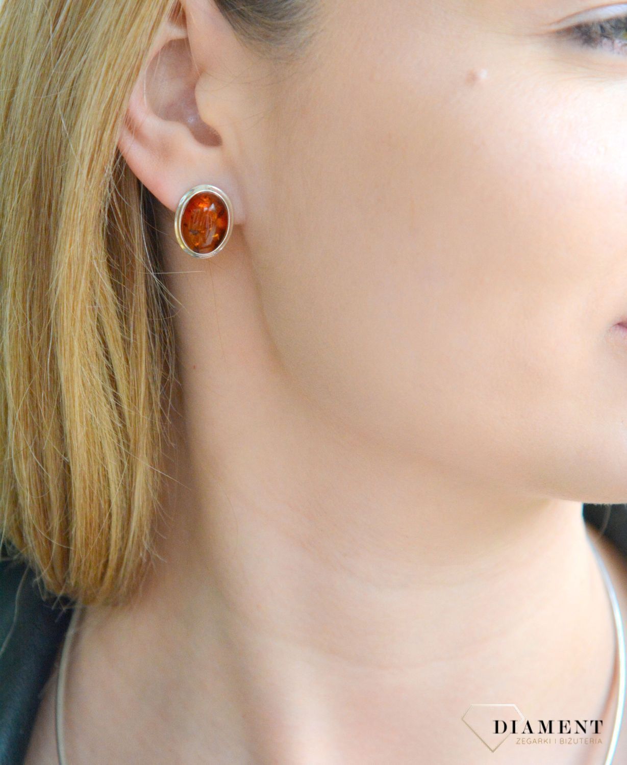 Srebrne kolczyki damskie z koniakowym bursztynem bałtyckim wkrętki DIA-KLC-11389-925. Srebrne kolczyki damskie wkrętki. Srebrne kolczyki z  bursztynem. Kolczyki srebrne z bursztynem na prezent. 2.jpg