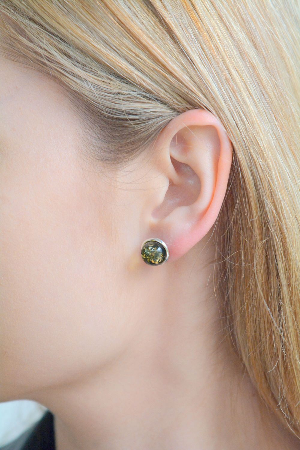 Srebrne kolczyki damskie z zielonym bursztynem bałtyckim wkrętki DIA-KLC-11390-925. Srebrne kolczyki damskie wkrętki. Srebrne kolczyki z  bursztynem. Kolczyki srebrne z bursztynem na prezent.111.jpg