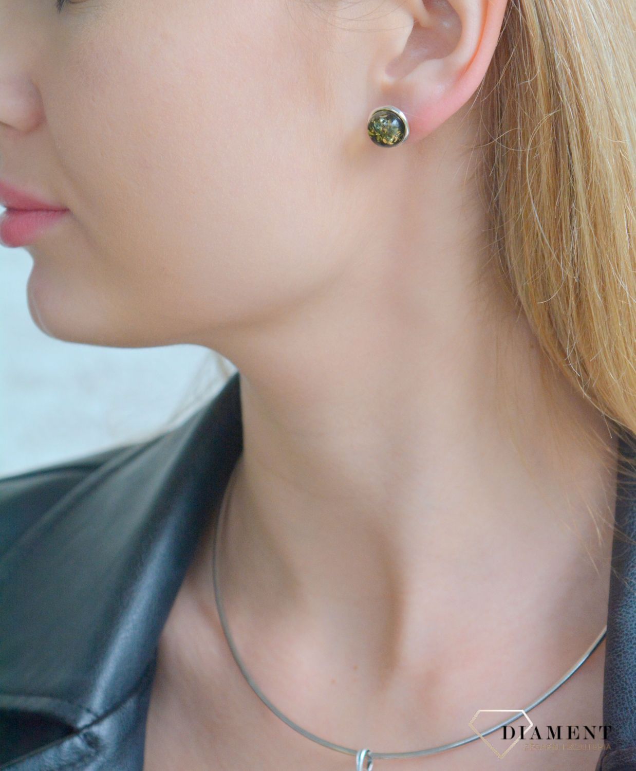 Srebrne kolczyki damskie z zielonym bursztynem bałtyckim wkrętki DIA-KLC-11390-925. Srebrne kolczyki damskie wkrętki. Srebrne kolczyki z  bursztynem. Kolczyki srebrne z bursztynem na prezent.111.jpg