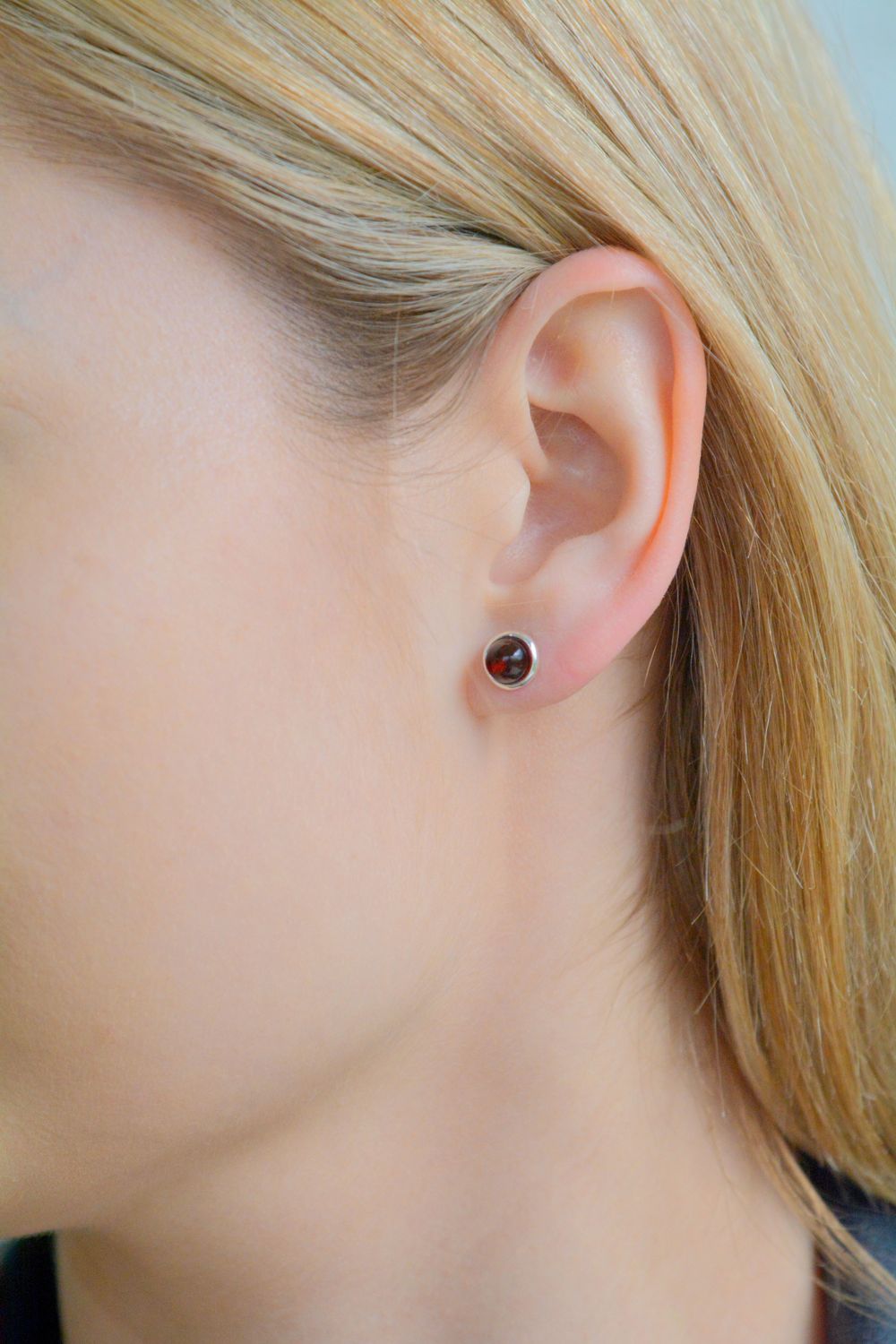 Srebrne kolczyki damskie z bursztynem bałtyckim wkrętki DIA-KLC-11391-925.  Srebrne kolczyki damskie wkrętki. Srebrne kolczyki z  bursztynem. Kolczyki srebrne z bursztynem na prezent.2.jpg