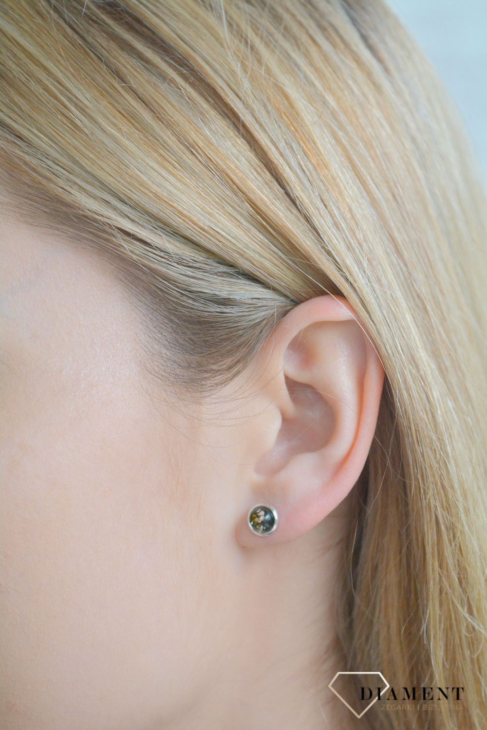 Srebrne kolczyki damskie z zielonym bursztynem bałtyckim wkrętki DIA-KLC-11391A-925. Srebrne kolczyki damskie wkrętki. Srebrne kolczyki z  bursztynem. Kolczyki srebrne z bursztynem na prezent.11.jpg