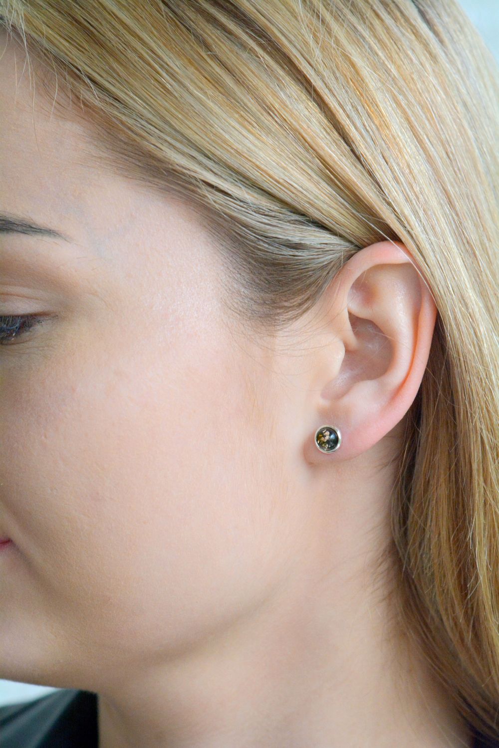 Srebrne kolczyki damskie z zielonym bursztynem bałtyckim wkrętki DIA-KLC-11391A-925. Srebrne kolczyki damskie wkrętki. Srebrne kolczyki z  bursztynem. Kolczyki srebrne z bursztynem na prezent.11.jpg