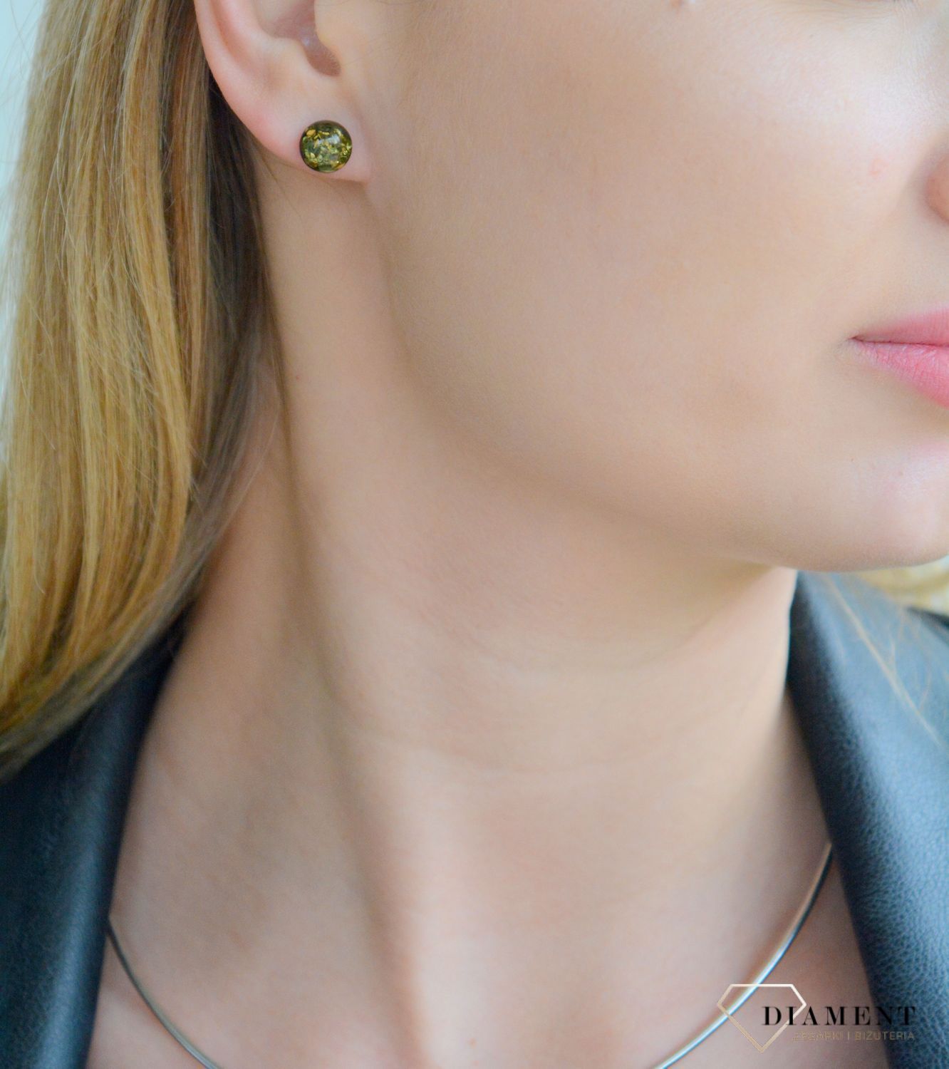 Srebrne kolczyki damskie z zielonym bursztynem bałtyckim wkrętki DIA-KLC-11393-925. Srebrne kolczyki damskie wkrętki. Srebrne kolczyki z  bursztynem. Kolczyki srebrne z bursztynem na prezent.11.jpg