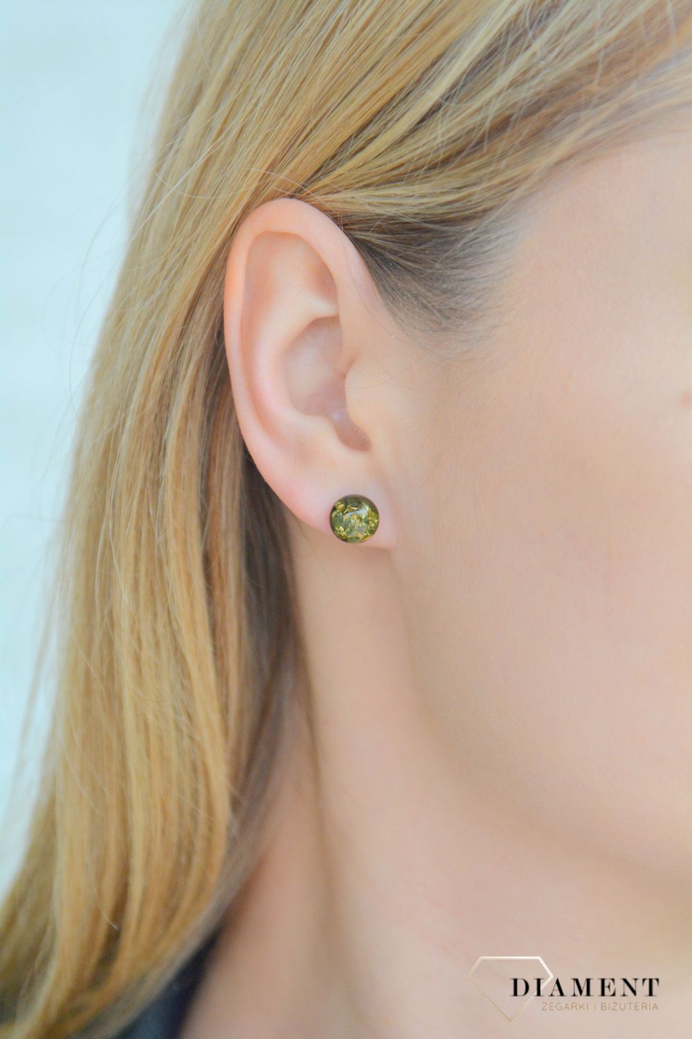Srebrne kolczyki damskie z zielonym bursztynem bałtyckim wkrętki DIA-KLC-11393-925. Srebrne kolczyki damskie wkrętki. Srebrne kolczyki z  bursztynem. Kolczyki srebrne z bursztynem na prezent.11.jpg