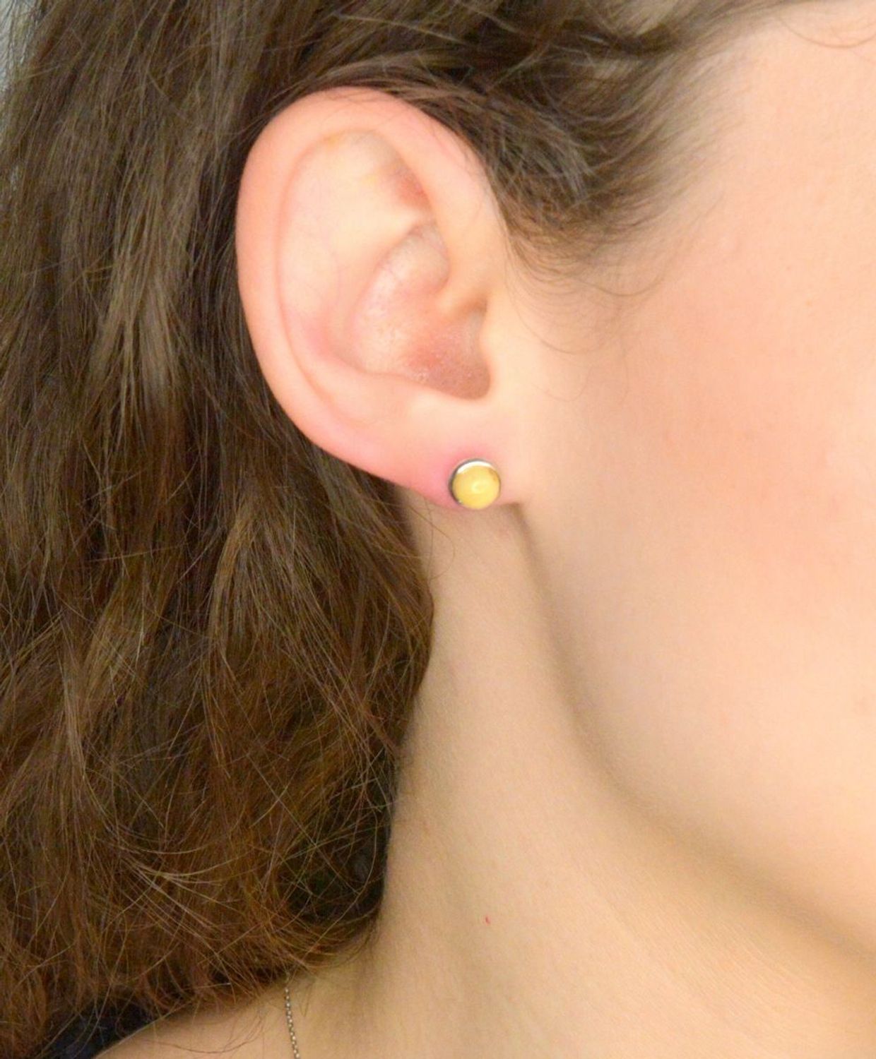 Kolczyki z bursztynem DIA-KLC-Srebrne kolczyki damskie z mlecznym bursztynem bałtyckim okrągłe wkrętki. Srebrne kolczyki zostały wykonane z najwyższej jakości srebra próby 925. 1.jpg