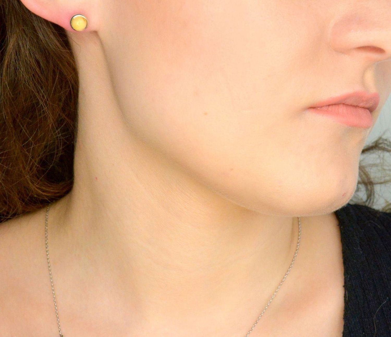 Kolczyki z bursztynem DIA-KLC-Srebrne kolczyki damskie z mlecznym bursztynem bałtyckim okrągłe wkrętki. Srebrne kolczyki zostały wykonane z najwyższej jakości srebra próby 925. 1.jpg