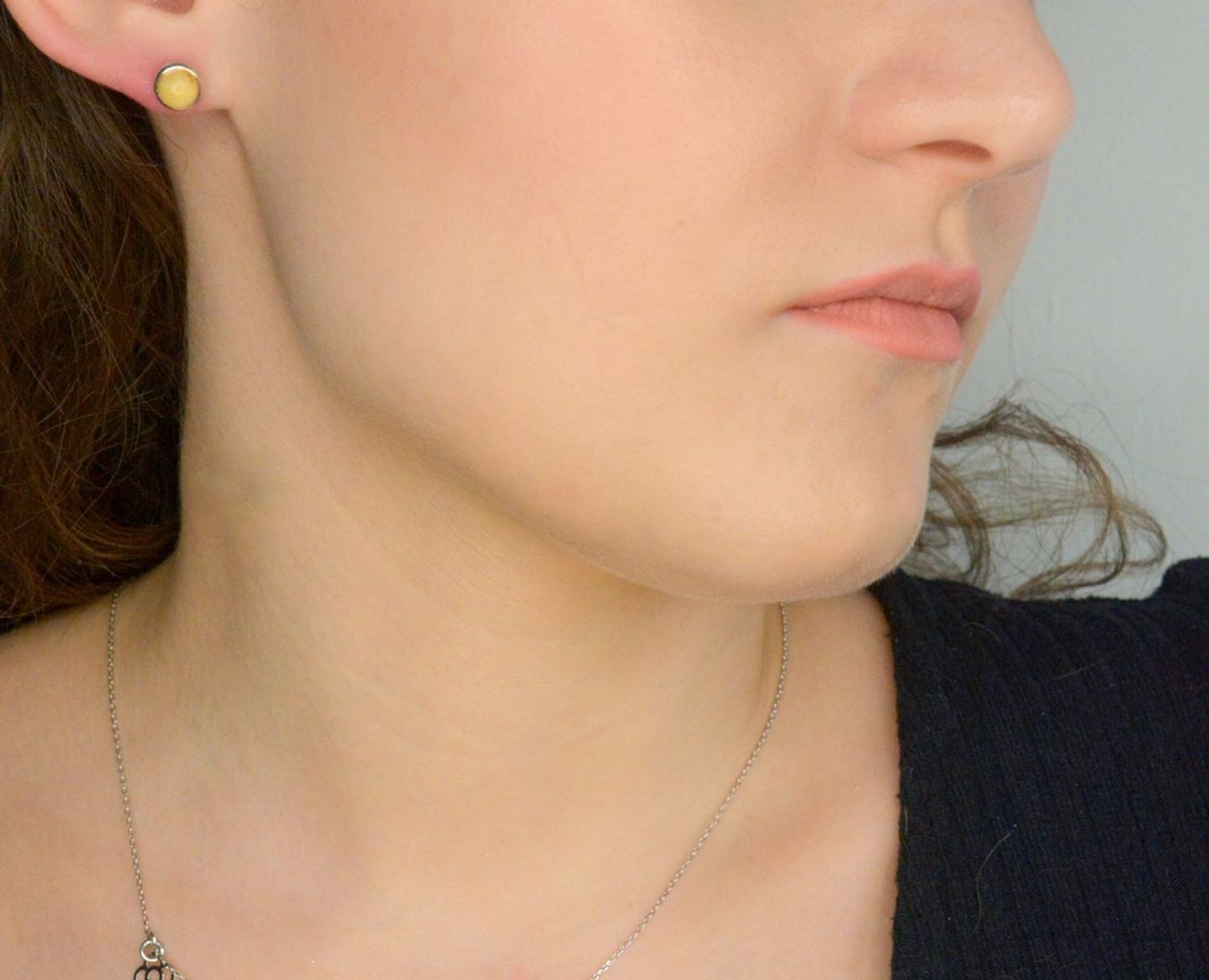 Kolczyki z bursztynem DIA-KLC-Srebrne kolczyki damskie z mlecznym bursztynem bałtyckim okrągłe wkrętki. Srebrne kolczyki zostały wykonane z najwyższej jakości srebra próby 925. 1.jpg