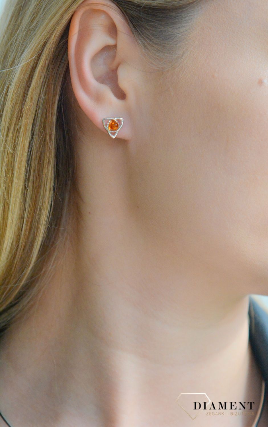 Srebrne kolczyki damskie 925 trójkąty z bursztynem bałtyckim wkrętki DIA-KLC-11398-925. Srebrne kolczyki damskie. Kolczyki srebrne z bursztynem. Kolczyki wkrętki z bursztynem. Kolczyki srebrne z 11.jpg