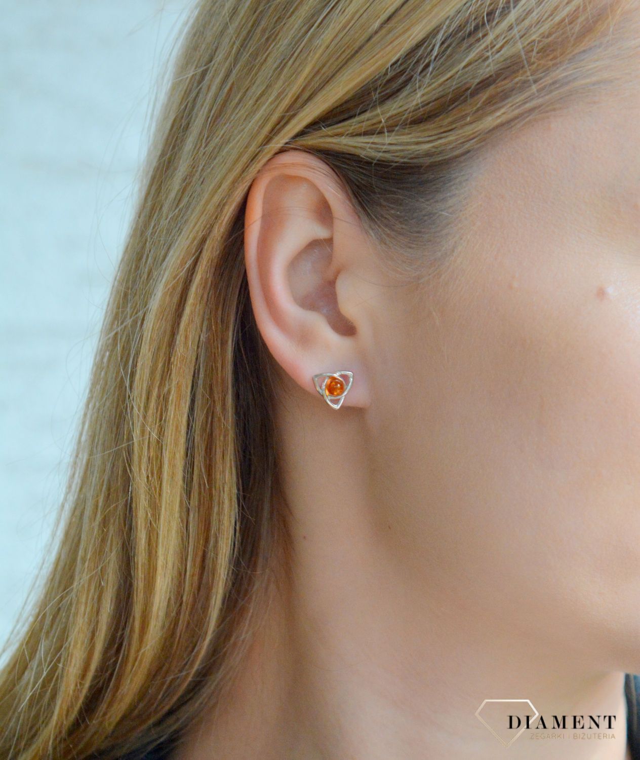 Srebrne kolczyki damskie 925 trójkąty z bursztynem bałtyckim wkrętki DIA-KLC-11398-925. Srebrne kolczyki damskie. Kolczyki srebrne z bursztynem. Kolczyki wkrętki z bursztynem. Kolczyki srebrne z 11.jpg