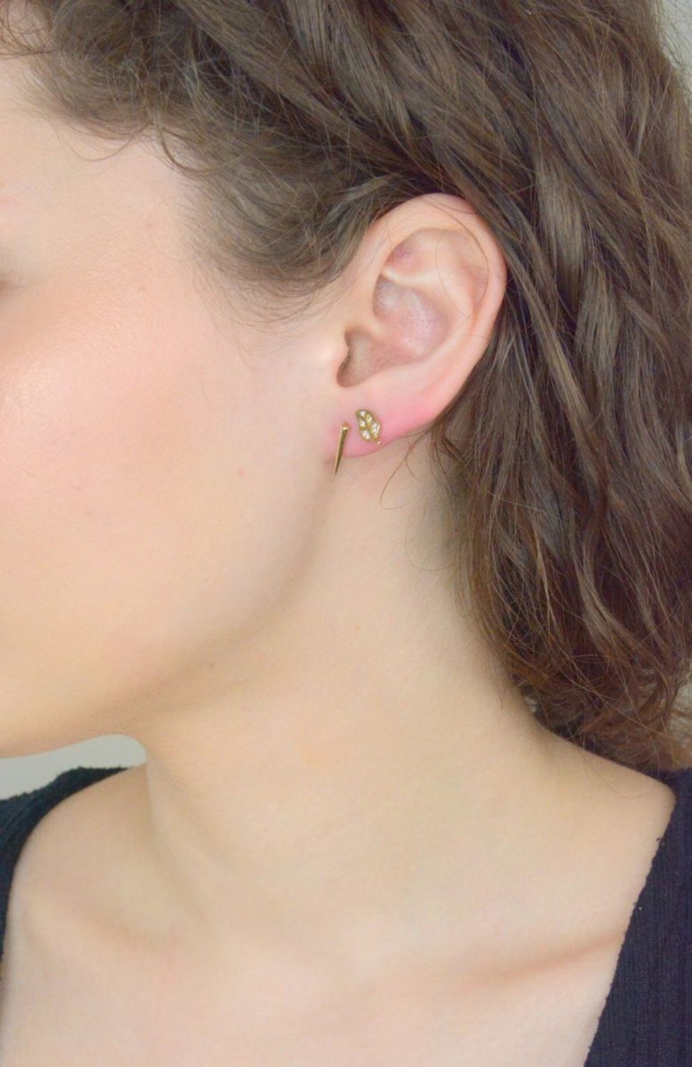 Złote kolczyki listki z białymi cyrkoniami DIA-KLC-11406-333.jpg