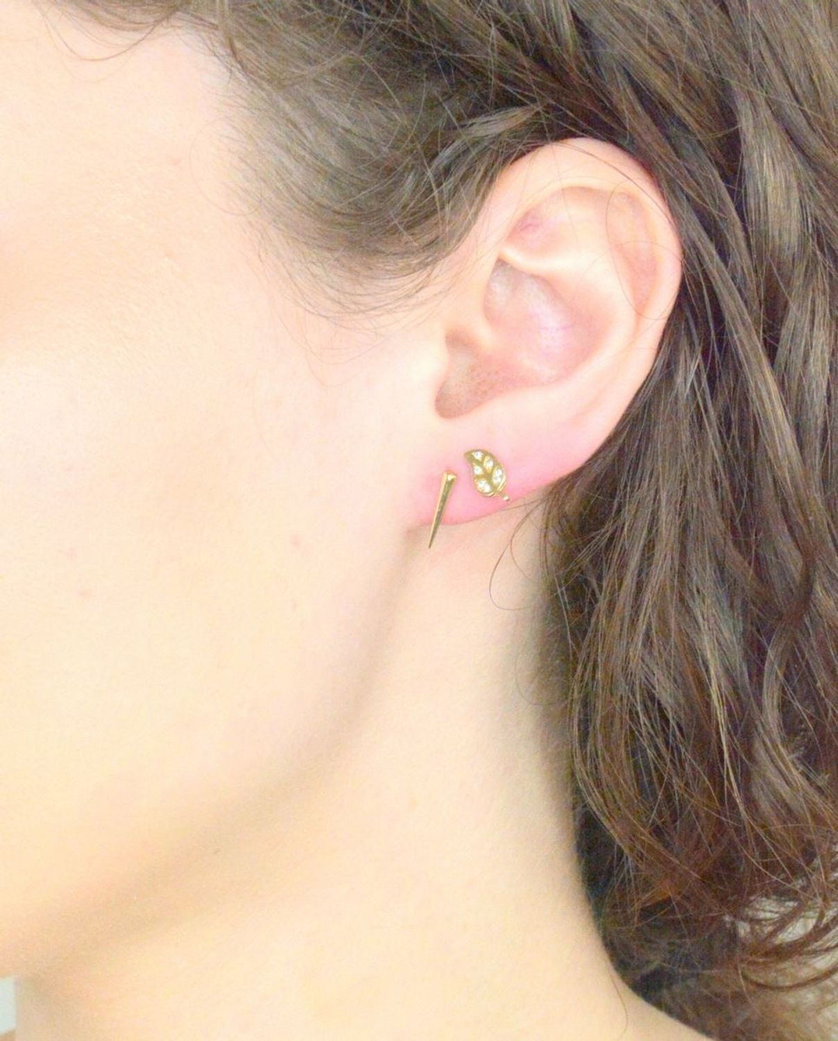 Złote kolczyki listki z białymi cyrkoniami DIA-KLC-11406-333.jpg