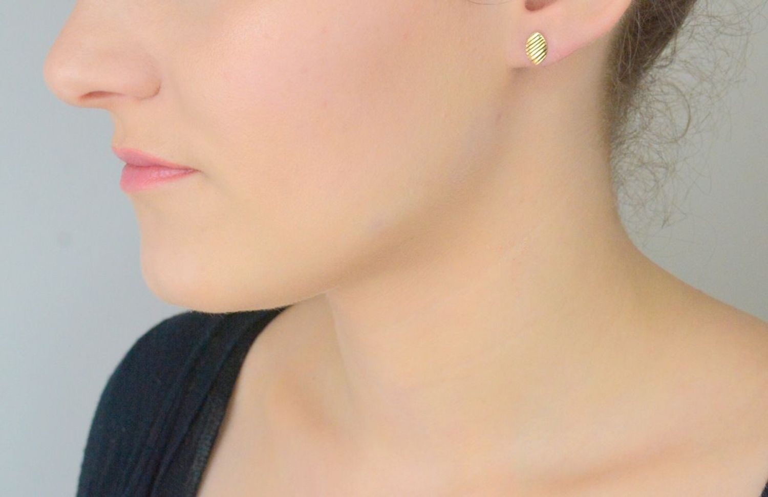 Kolczyki złote 585 grawerowany owal DIA-KLC-11407-585 Złote kolczyki wykonane z najwyższej jakości żółtego złota, próby 585. Kolczyki złote idealne na prezent. 1.jpg