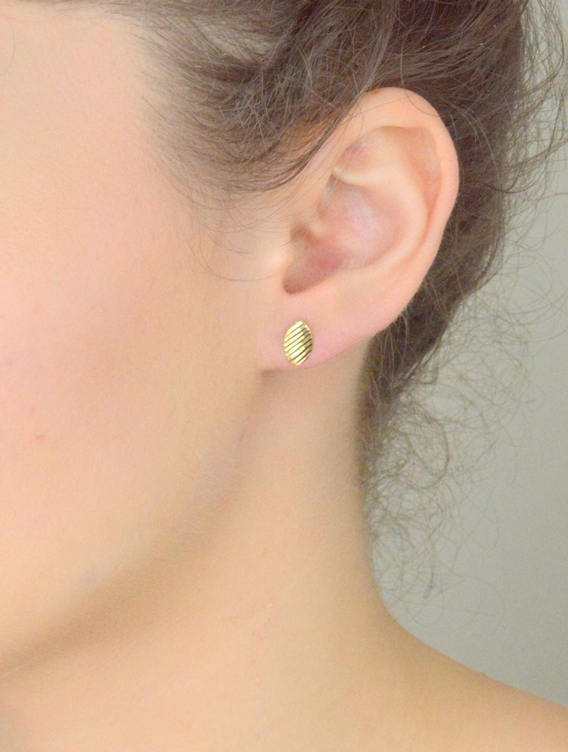 Kolczyki złote 585 grawerowany owal DIA-KLC-11407-585 Złote kolczyki wykonane z najwyższej jakości żółtego złota, próby 585. Kolczyki złote idealne na prezent. 1.jpg