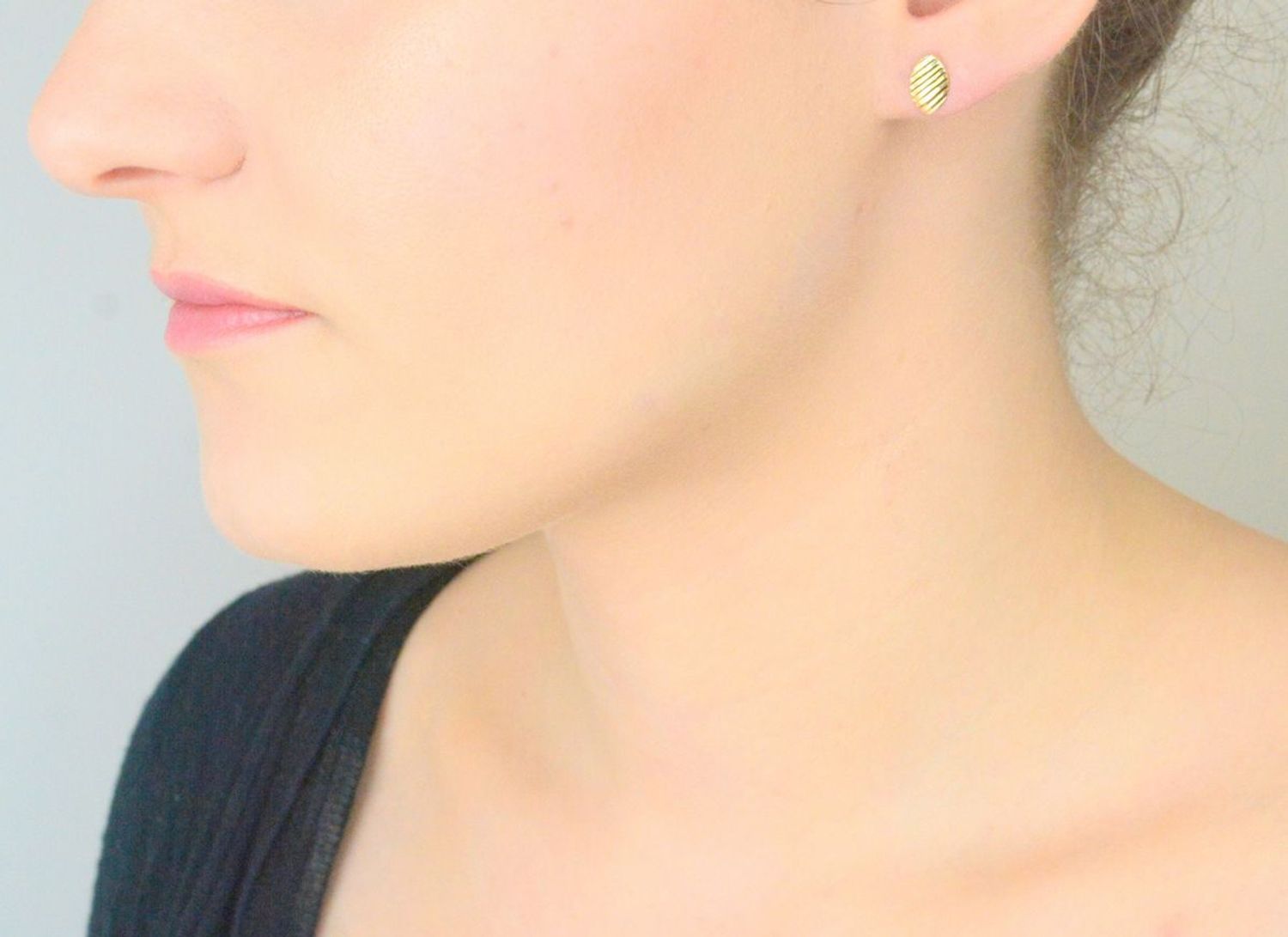 Kolczyki złote 585 grawerowany owal DIA-KLC-11407-585 Złote kolczyki wykonane z najwyższej jakości żółtego złota, próby 585. Kolczyki złote idealne na prezent. 1.jpg