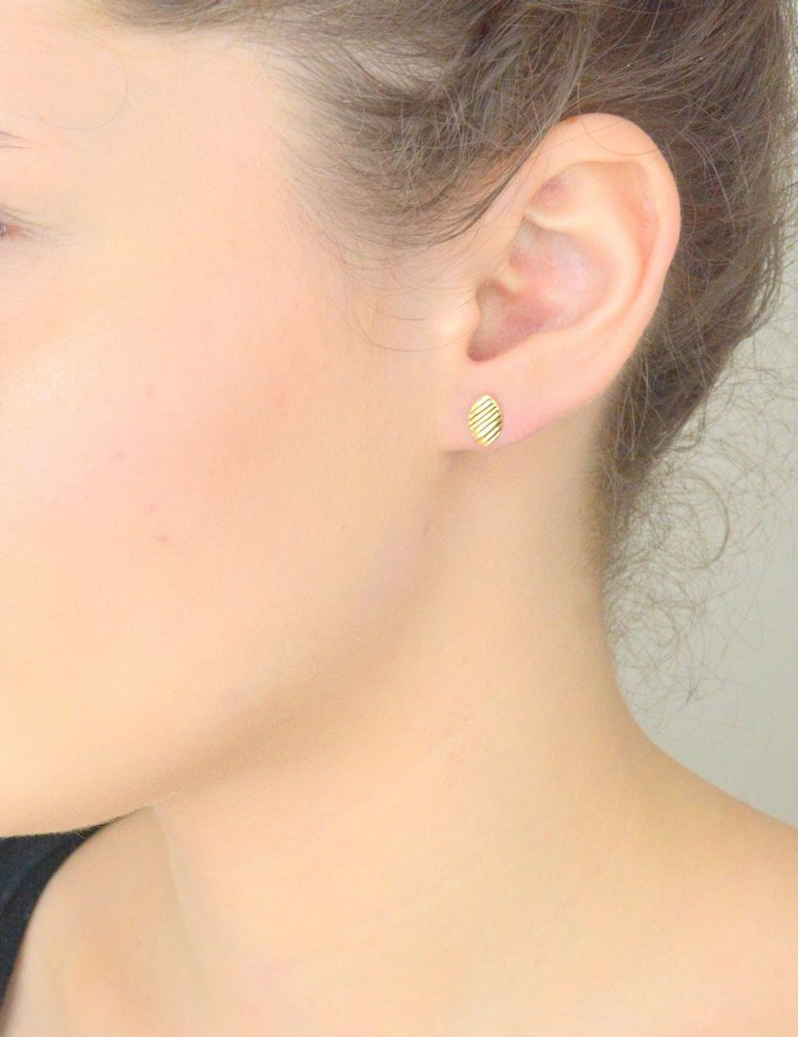 Kolczyki złote 585 grawerowany owal DIA-KLC-11407-585 Złote kolczyki wykonane z najwyższej jakości żółtego złota, próby 585. Kolczyki złote idealne na prezent. 1.jpg