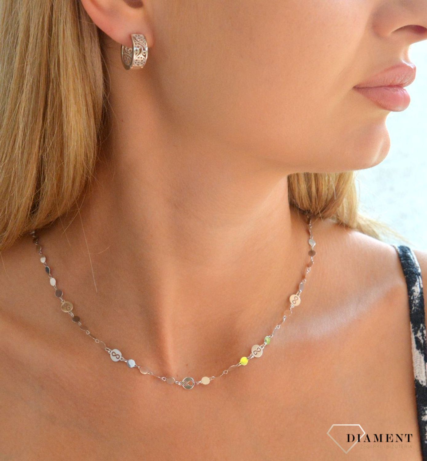 Srebrne kolczyki damskie 925 kółka z cyrkoniami DIA-KLC-11473-925. Srebrne kolczyki damskie. Kolczyki srebrne kółka z cyrkoniami. Srebrne koła na zatrzask. Kolczyki modowe. Kolczyki srebrne koła na prezent (4).jpg