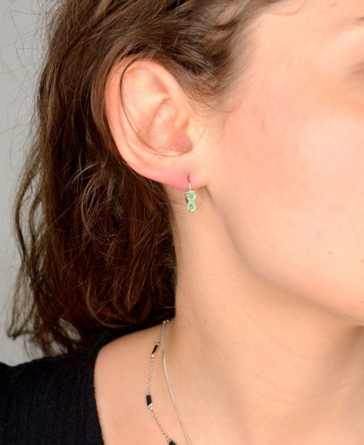 Srebrne kolczyki damskie 925 nieskończoność z zielonymi cyrkoniami DIA-KLC-11569-925. Srebrne kolczyki damskie. Srebrne kolczyki wiszące. Kolczyki damskie z cyrkoniami. Kolczyki srebrne na bigiel. Kolczyki 1.jpg